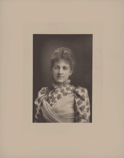 Portret van de pianiste en componiste Liza Lehmann 1862-1918 door London . Photo studio W. and