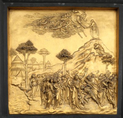 Mozes ontvangt de Tafelen van de Wet, reliëf, Paradijspoort van de Doopkapel door Lorenzo Ghiberti