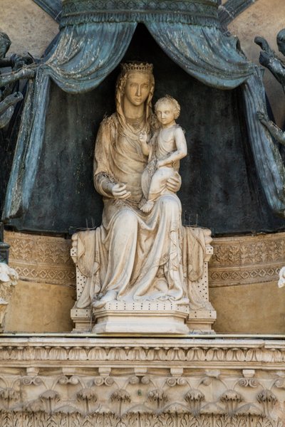 Madonna met kind op bronzen baldakijn, door Lorenzo Maitani, lunet boven de centrale ingang, gevel van de kathedraal van Orvieto, Umbrië, Italië door Lorenzo Maitani