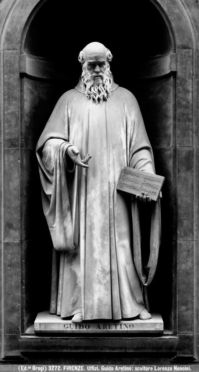 Standbeeld van Guido van Arezzo door Lorenzo Nencini