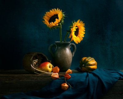 Stilleven met herfstzonnebloemen door Louie Luo