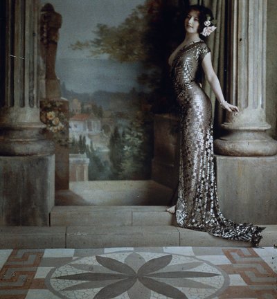 Halfnaakte Vrouw in Zilveren Jurk met Ruitpatroon in Klassiek Interieur, c.1850-1900 door Louis Amedee Mante and Edmond Goldschmidt