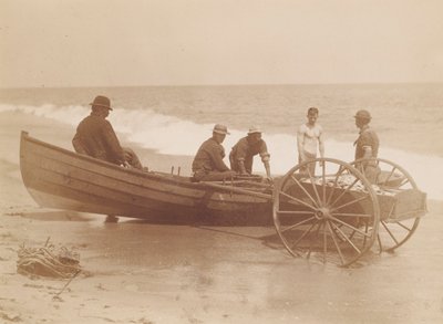 Vissers lossen een boot, Sea Bright, New Jersey door Louis Comfort Tiffany