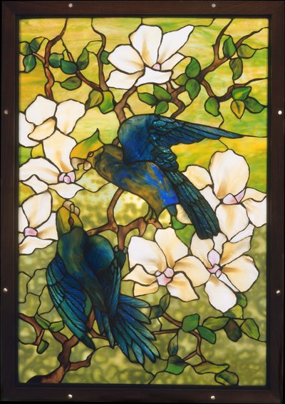 Hibiscus en papegaaien, ca. 1910-20 door Louis Comfort Tiffany