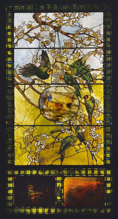 Parkieten en vissenkom door Louis Comfort Tiffany