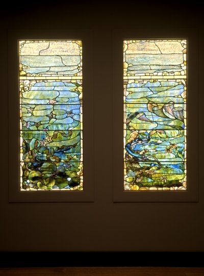Raam met zeester ("Lente") en raam met zeeanemoon ("Zomer") door Louis Comfort Tiffany