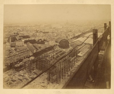 Luchtfoto van een tentoonstellingsgebouw in aanbouw door Louis Emile Durandelle