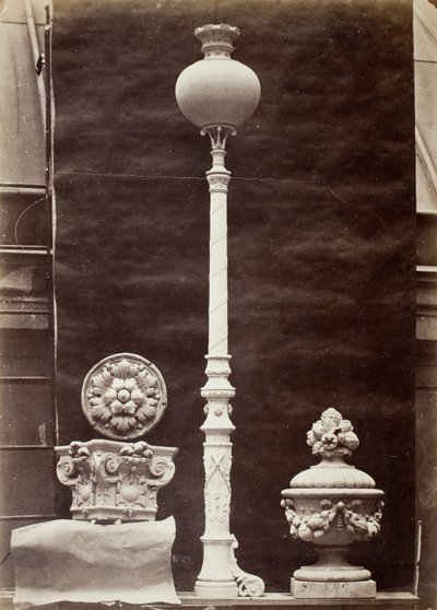 Details interieur en kandelaars, Théâtre du Vaudeville, Parijs door Louis Emile Durandelle
