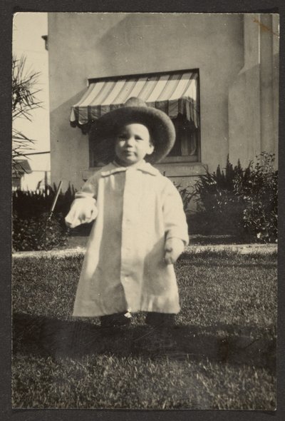 [Baby met grote hoed]. door Louis Fleckenstein