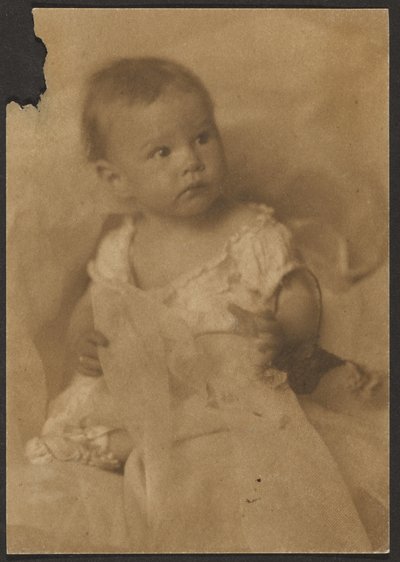 [Baby met tule]. door Louis Fleckenstein