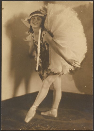 [Ballerina met hoofdtooi]. door Louis Fleckenstein