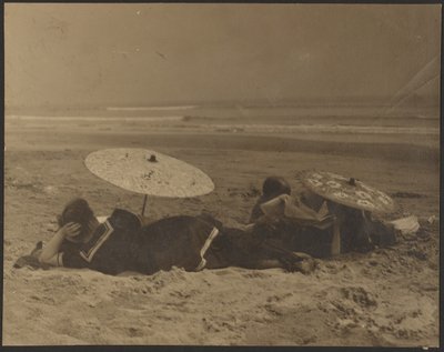 [Strandscène met papieren paraplu