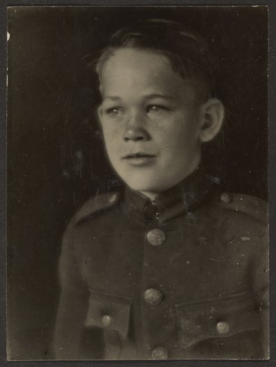 [Jongen gekleed in uniform] door Louis Fleckenstein