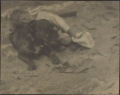 [Jongen rust op hond] door Louis Fleckenstein