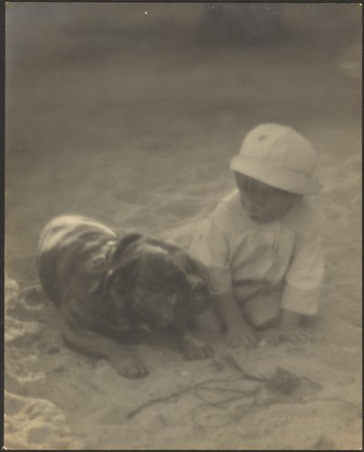 [Jongen die bij een hond zit] door Louis Fleckenstein