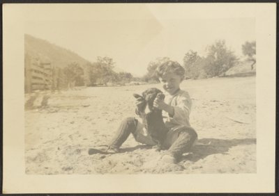 [Jongen en hond op het strand] door Louis Fleckenstein