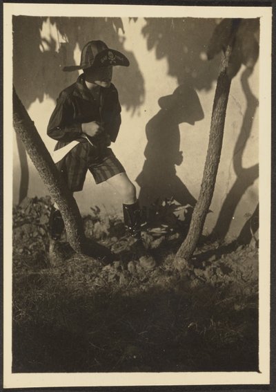 [Jongen in Piratenkostuum]. door Louis Fleckenstein