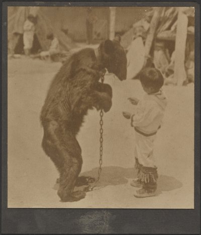 [Jongen met geketende beer]. door Louis Fleckenstein