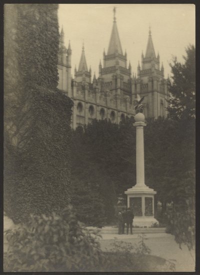 [Cathedral Towers]. door Louis Fleckenstein
