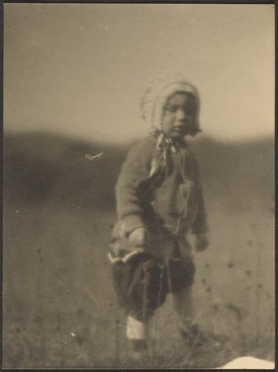 [Kind draagt een muts in het veld]. door Louis Fleckenstein
