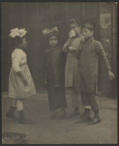 [Kinderen in Chinatown]. door Louis Fleckenstein