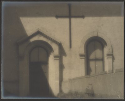 [Kerk exterieur met kruis]. door Louis Fleckenstein