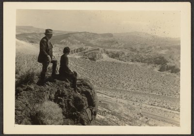 [Koppel in Woestijnlandschap]. door Louis Fleckenstein
