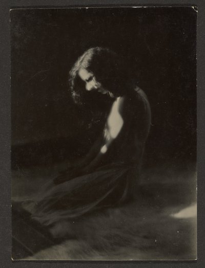 [Dancer Kneeling in Deep Shadow] door Louis Fleckenstein