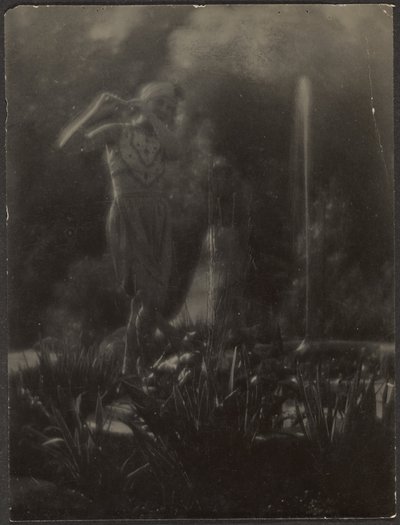 [Danser in de tuin]. door Louis Fleckenstein