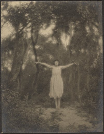 [Danseres in een tuin] door Louis Fleckenstein