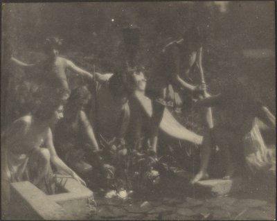 [Dansers poseren aan de rand van een vijver]. door Louis Fleckenstein