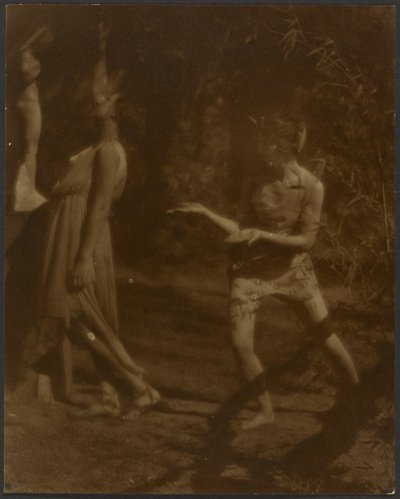 [Dansers in een pose] door Louis Fleckenstein