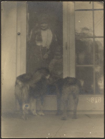 [Honden bij de deur] door Louis Fleckenstein