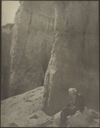 [Bejaarde man in rotsachtig landschap]. door Louis Fleckenstein