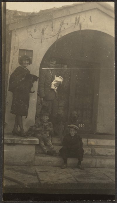 [Familie voor Fleckenstein Studio in Long Beach]. door Louis Fleckenstein