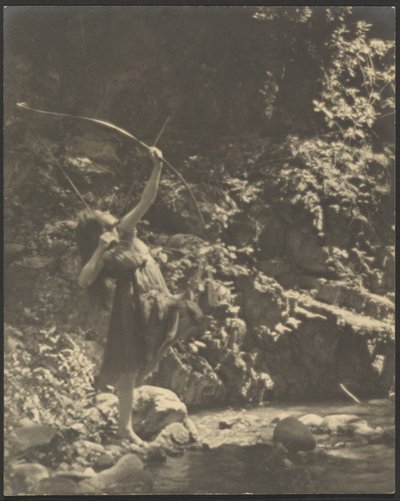 [Vrouwelijke boogschutter in het bos]. door Louis Fleckenstein