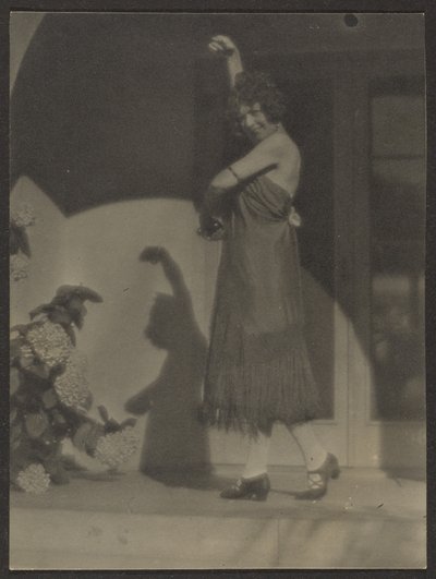 [Vrouwelijke danseres voor het huis]. door Louis Fleckenstein