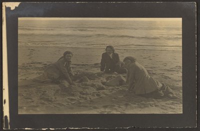[Figuren zitten op het strand]. door Louis Fleckenstein