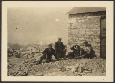 [Cijfers en stenen gebouw]. door Louis Fleckenstein