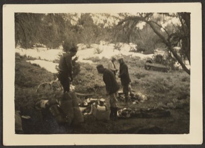 [Figuren op de camping]. door Louis Fleckenstein