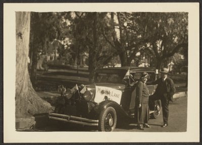 [Figuren bij een auto met vlaggen]. door Louis Fleckenstein