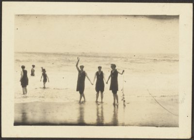 [Figuren in badpak op het strand]. door Louis Fleckenstein