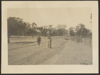 [Figuren in het veld]. door Louis Fleckenstein