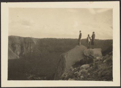 [Figuren in landschap]. door Louis Fleckenstein