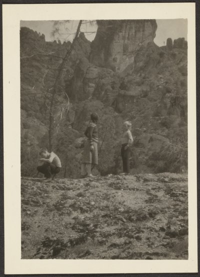 [Figuren in berglandschap]. door Louis Fleckenstein