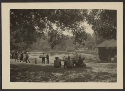[Figuren in Park]. door Louis Fleckenstein