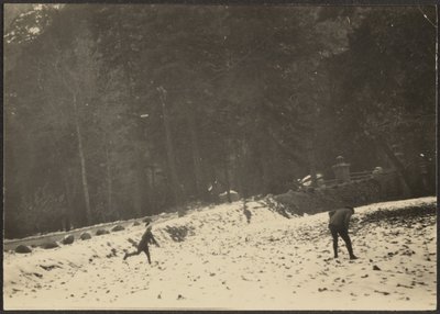 [Figuren in Sneeuw]. door Louis Fleckenstein