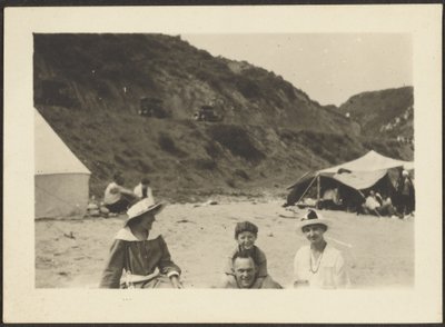 [Figuren op strand]. door Louis Fleckenstein
