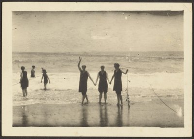 [Figuren op een strand die zeewier vasthouden]. door Louis Fleckenstein