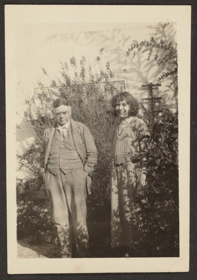 [Fleckenstein en Florence in Garden]. door Louis Fleckenstein